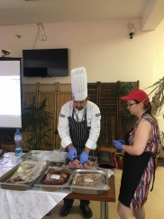 Шеф готвач на „Метро“ демонстрира модерни методи на готвене пред ученици от Професионална гимназия по туризъм – Пловдив