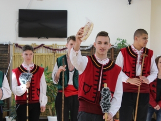 Традиционният коледен базар в ПГТ „Проф. д-р Асен Златаров“ – тук подаряваме и получаваме усмивки, доброта и надежда!